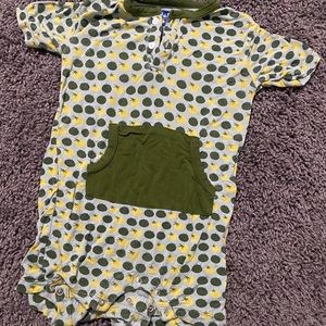 Kickee Pants Henley shorts romper 12-18 mo, tomatoes